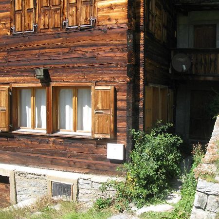 Alpia 26 - Zwei Zimmerwohnung In Traditionellem Walliser Haus Gasenried Bagian luar foto