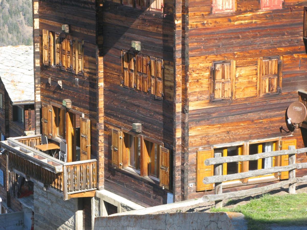 Alpia 26 - Zwei Zimmerwohnung In Traditionellem Walliser Haus Gasenried Bagian luar foto