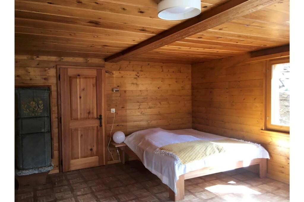 Alpia 26 - Zwei Zimmerwohnung In Traditionellem Walliser Haus Gasenried Bagian luar foto