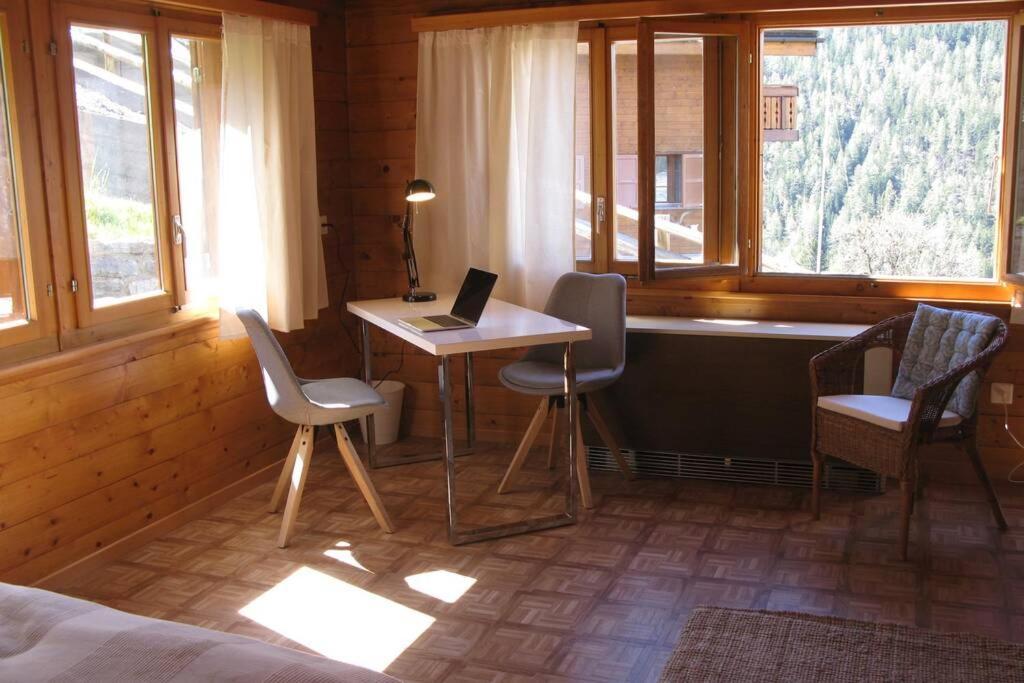 Alpia 26 - Zwei Zimmerwohnung In Traditionellem Walliser Haus Gasenried Bagian luar foto