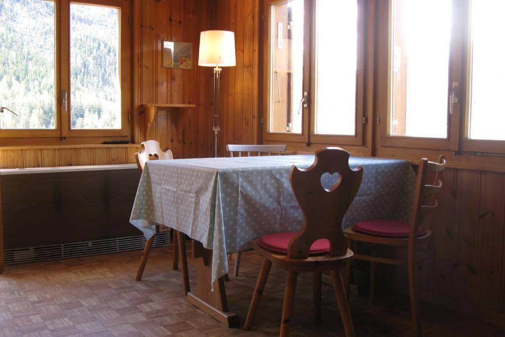 Alpia 26 - Zwei Zimmerwohnung In Traditionellem Walliser Haus Gasenried Bagian luar foto