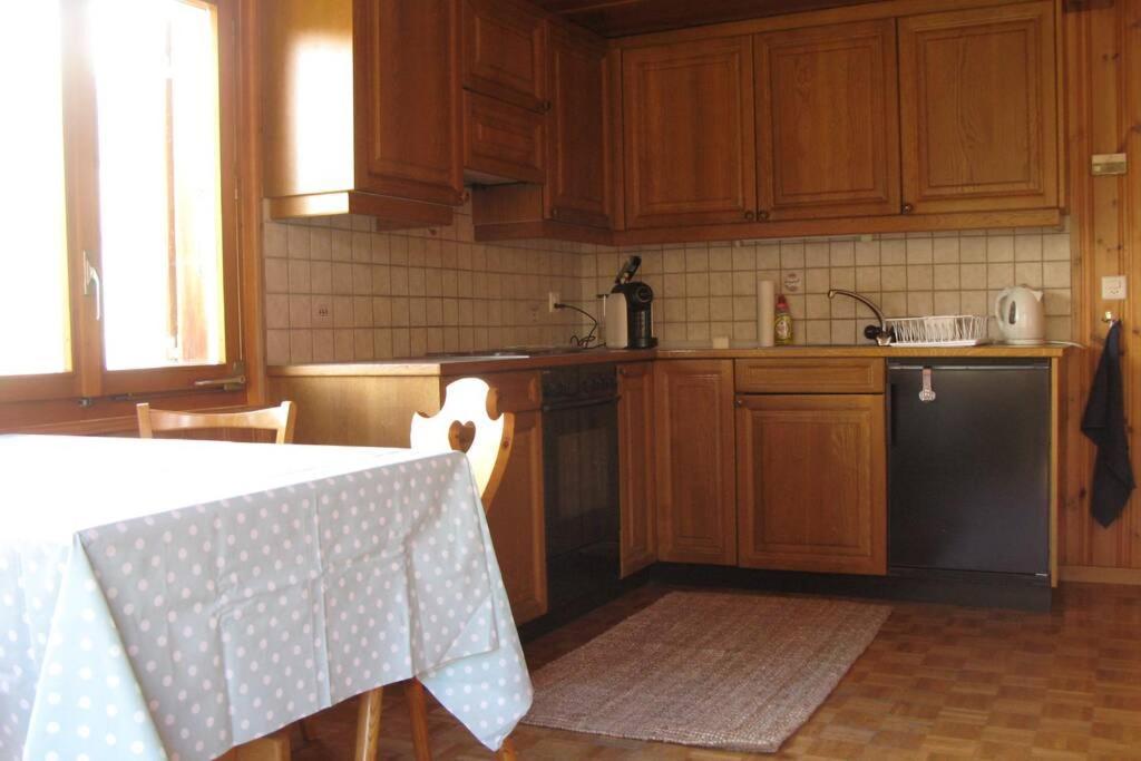 Alpia 26 - Zwei Zimmerwohnung In Traditionellem Walliser Haus Gasenried Bagian luar foto