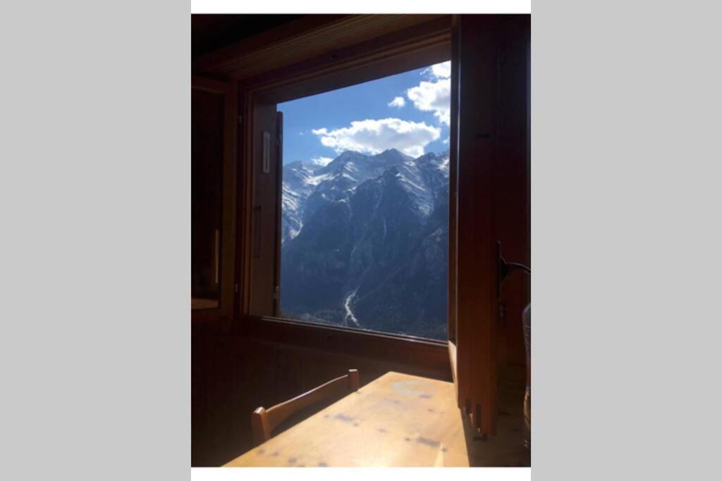 Alpia 26 - Zwei Zimmerwohnung In Traditionellem Walliser Haus Gasenried Bagian luar foto
